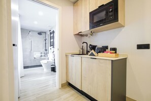 Double Room, Air conditioning | Bathroom | Shower, hair dryer, towels, shampoo - Dobo Madrid SB20 (Centro)