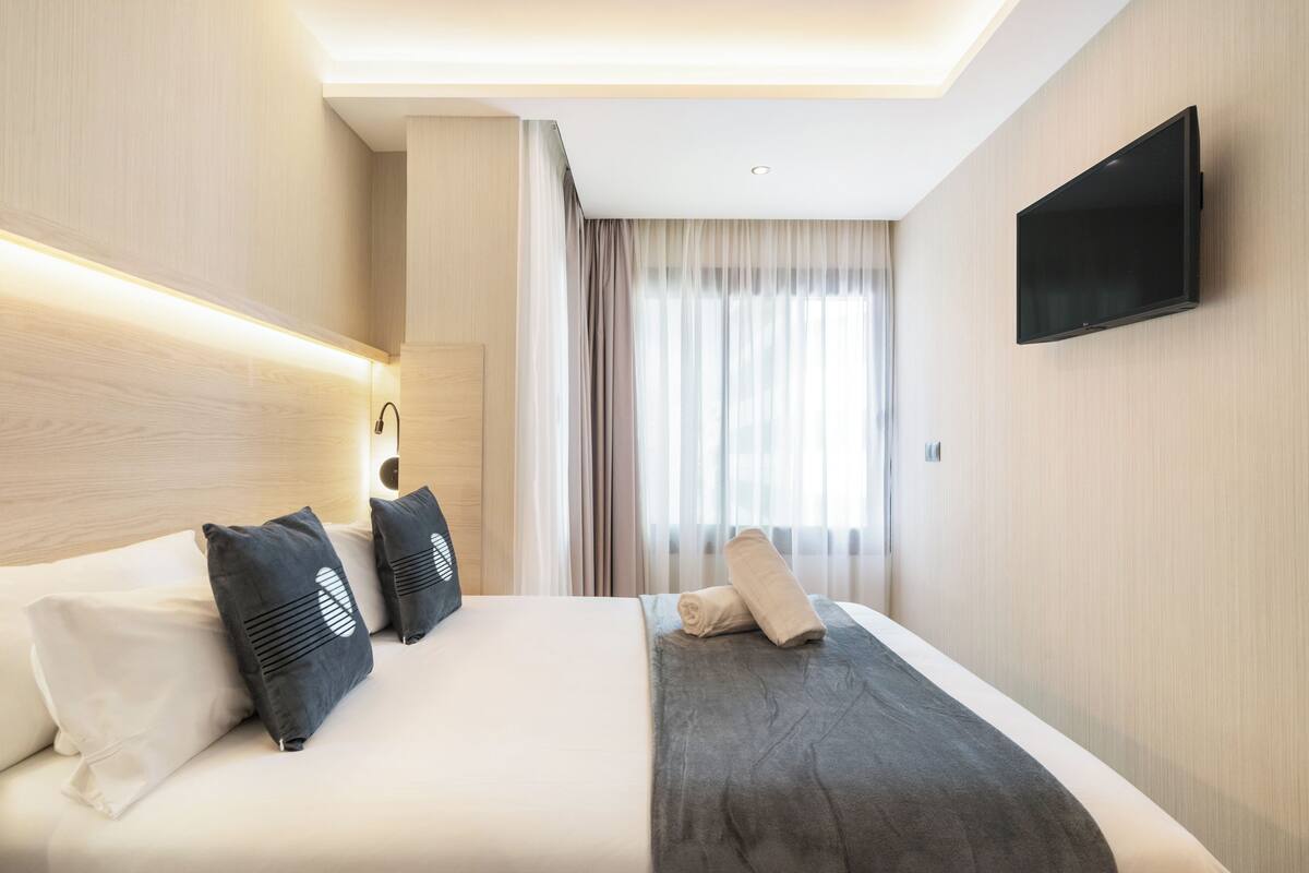 Standard Double Room, Air conditioning | Iron/ironing board, WiFi (free)
