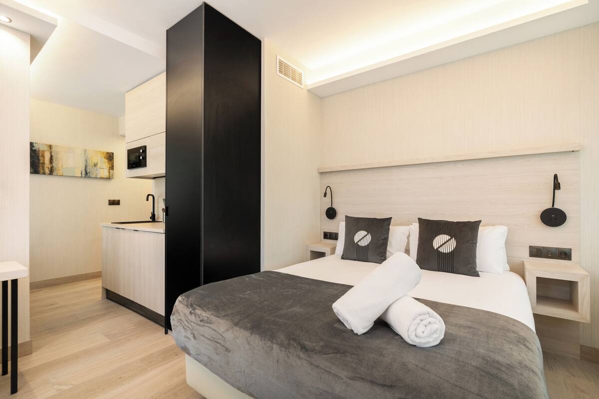 Standard Double Room, 1 Double Bed | Iron/ironing board, WiFi (free)