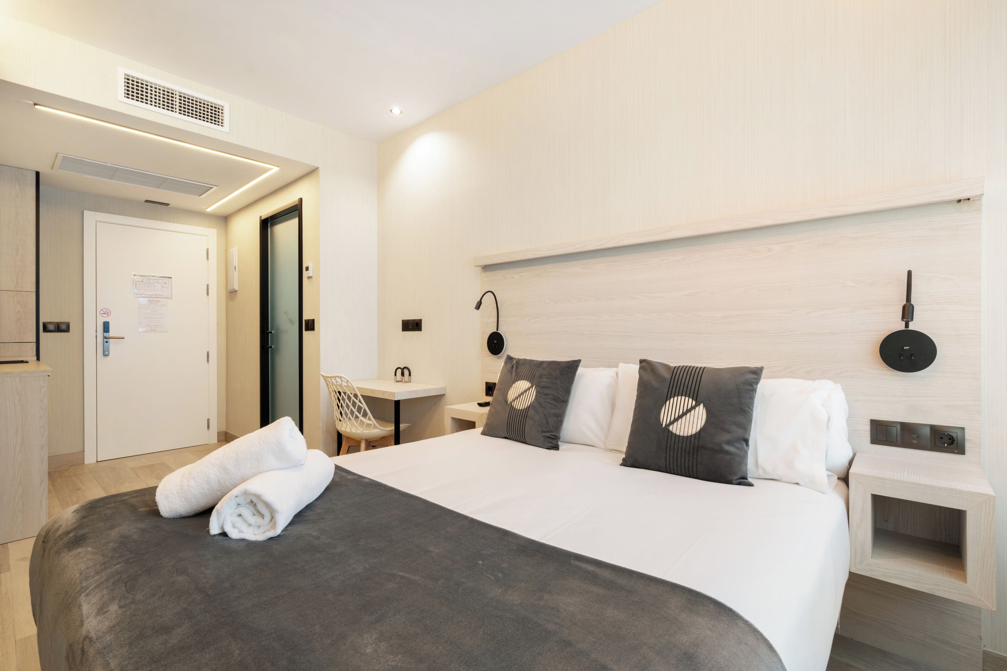 Standard-Doppelzimmer, Kühlschrank | Bügeleisen/Bügelbrett, kostenloses WLAN