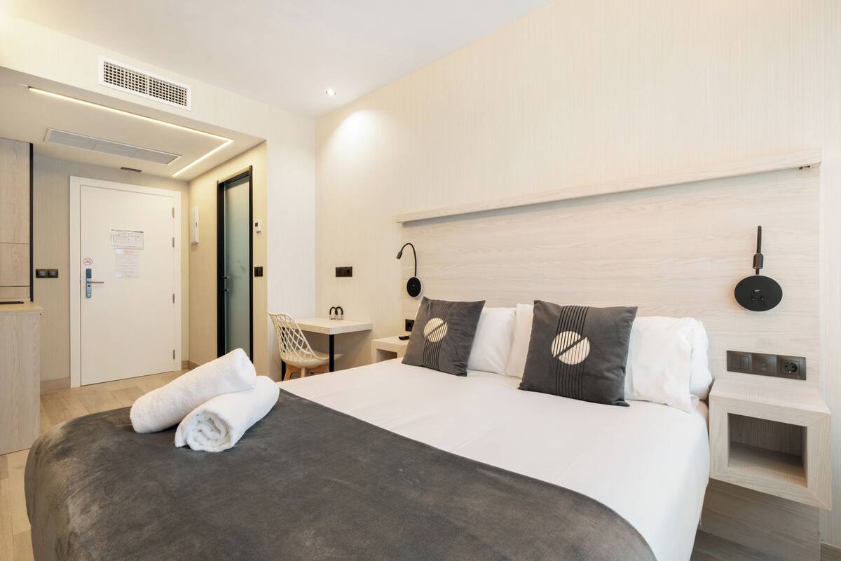 Standard Double Room, Refrigerator | Iron/ironing board, WiFi (free)