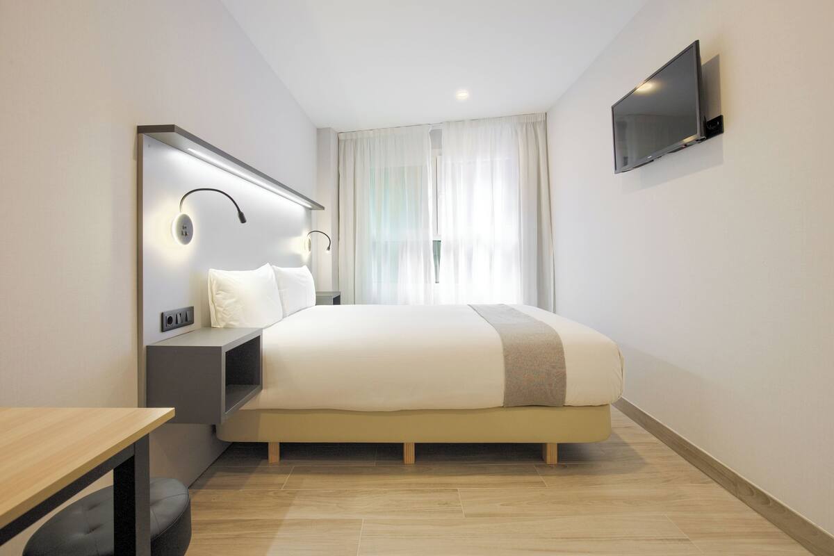 Standard Room, Air conditioning | Iron/ironing board, WiFi (free)