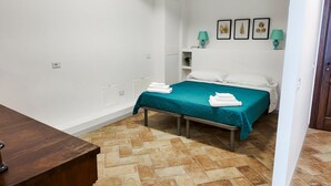 Ein Schlafzimmer mit Bett, Schreibtisch und Nachttisch.