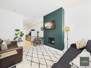 TV - Urban Central 2-BR Retreat - Work | Leisure | Great Transport Links (Birmingham)