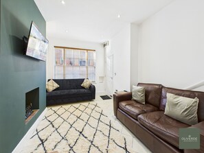 TV - Urban Central 2-BR Retreat - Work | Leisure | Great Transport Links (Birmingham)
