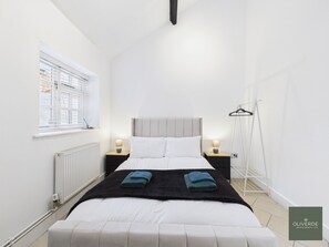 Een strijkplank/strijkijzer, wifi, beddengoed