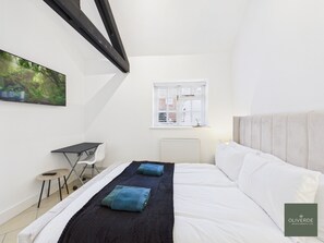 Een strijkplank/strijkijzer, wifi, beddengoed