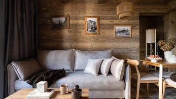 Deluxe-Apartment, Balkon, Stadtblick | Wohnbereich