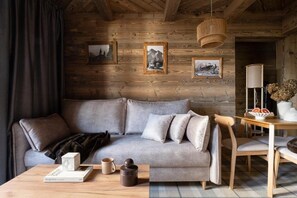 Deluxe-Apartment, Balkon, Stadtblick | Wohnbereich