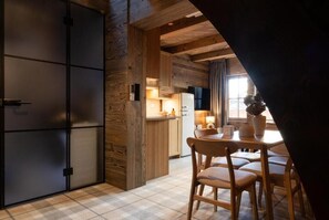 Deluxe-Apartment, Balkon, Stadtblick | Speisen