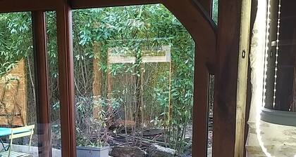 Stone house with garden, downtown, quiet, close to amenities