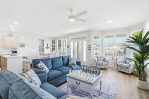 Smart TV, books - Gold Coast 4BR Condo • Steps to Beach & Boardwalk (Ocean City)