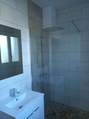 Secador de cabelo, toalhas de banho, papel higiênico 