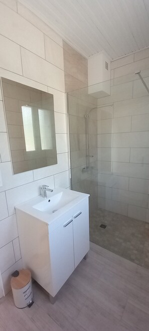 Sèche-cheveux, serviettes fournies, papier toilette