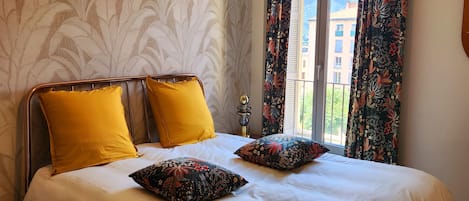 Tabla de planchar con plancha y acceso a internet