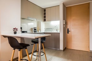 Réfrigérateur, micro-ondes, four, plaque de cuisson