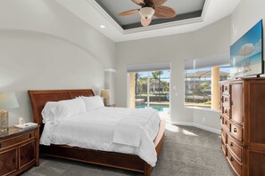4 bedrooms, desk, iron/ironing board, free WiFi - Waterfront 4 Bed | Pool, Spa, Southern Sun (Marco Island)