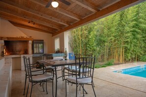 Outdoor dining - Bamboo Garden Oasis with Pool (Pula)