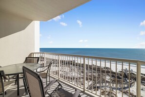 Outdoor dining - The Beach Club 1102D by Liquid Life (Gulf Shores)