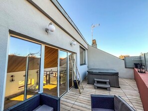 Outdoor dining - Modern Loft with Jacuzzi and Roof Top in Baccarat (Baccarat)