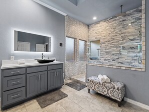Hair dryer, towels - Laurel Lane Oasis / Pool Retreat Near FIFA (Bedford)