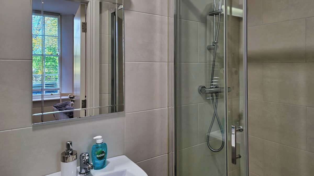 Dusche, Haartrockner, Handtücher, Shampoo