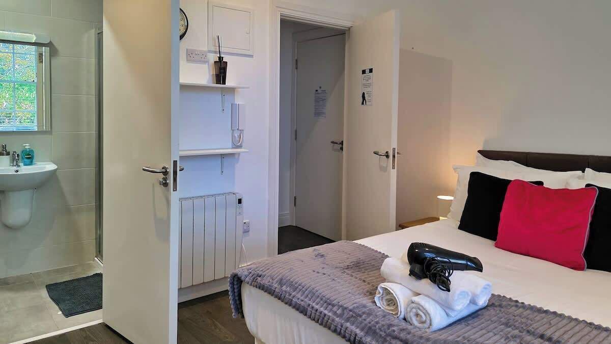 Shower, hair dryer, towels, shampoo