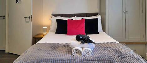 Iron/ironing board, WiFi, bed sheets