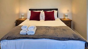 Iron/ironing board, WiFi, bed sheets - Stylish Open-Plan Retreat Near Ranelagh Village (Dublin)