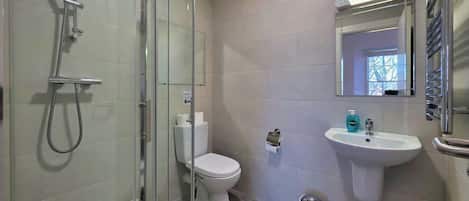 Ducha, secador de pelo, toallas, shampoo
