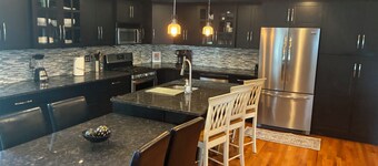 Cozy 3BR/3BA Second-Floor Condo • Fast WiFi • Walk to Boulevard