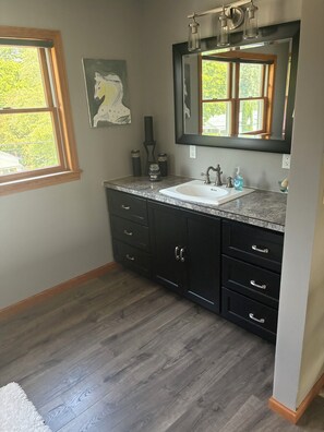 Een douche, een haardroger, handdoeken, zeep