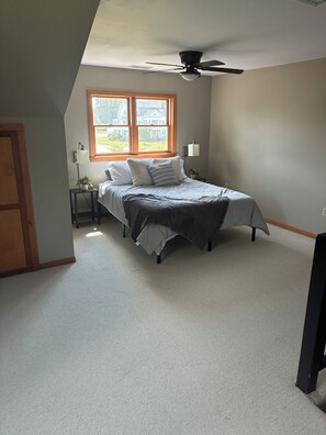 3 slaapkamers, een strijkplank/strijkijzer, wifi (toeslag), beddengoed