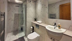 Shower, hair dryer, towels, shampoo - Stylish 2-Bed Designer Mews with Roof Terrace, Ensuite & Balcony, D2 (Dublin 2)