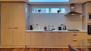 Coffee/tea maker, fridge, microwave, oven - Stylish 2-Bed Designer Mews with Roof Terrace, Ensuite & Balcony, D2 (Dublin 2)