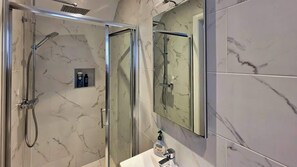 Shower, hair dryer, towels, shampoo - Stylish 2-Bed Designer Mews with Roof Terrace, Ensuite & Balcony, D2 (Dublin 2)