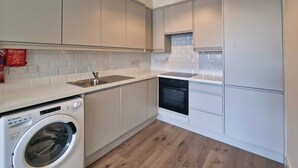 Private kitchen - Trendy 1-Bed near Luas & City Centre (Dublin 6)