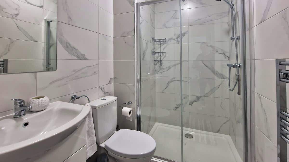 Dusche, Haartrockner, Handtücher