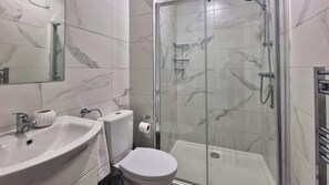 Dusche, Haartrockner, Handtücher