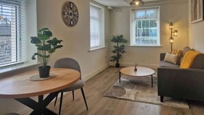 TV, offices - Stylish Base in Dublin’s Coolest Neighbourhood (Dublin 6)