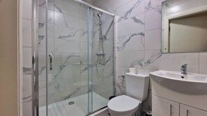 Shower, hair dryer, towels - Stylish Base in Dublin’s Coolest Neighbourhood (Dublin 6)
