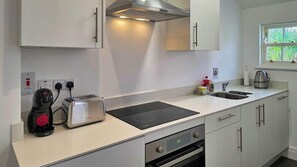 Microwave, oven, stovetop, dishwasher - Chic One-Bed Hideaway Close to Ranelagh Village (Dublin)