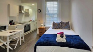 Iron/ironing board, WiFi, bed sheets - Chic One-Bed Hideaway Close to Ranelagh Village (Dublin)