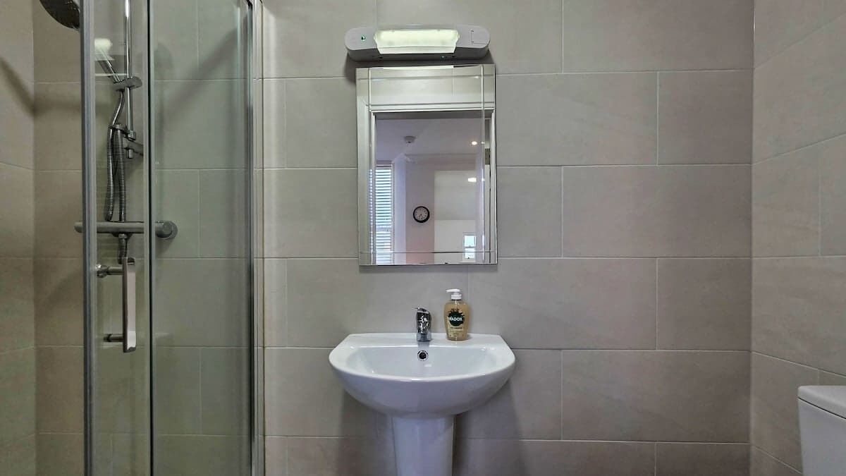 Dusche, Haartrockner, Handtücher, Shampoo