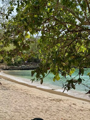 Beach - Luxury 12 Bedroom Villa for large Groups - Breakfast, private beach and pool (Saint Ann's Bay)