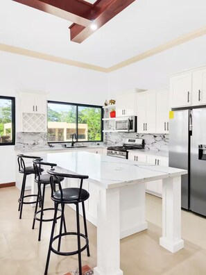 Private kitchen - Luxury 12 Bedroom Villa for large Groups - Breakfast, private beach and pool (Saint Ann's Bay)