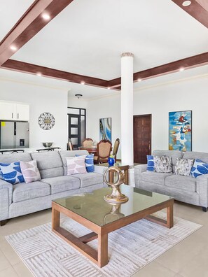 Smart TV - Luxury 12 Bedroom Villa for large Groups - Breakfast, private beach and pool (Saint Ann's Bay)