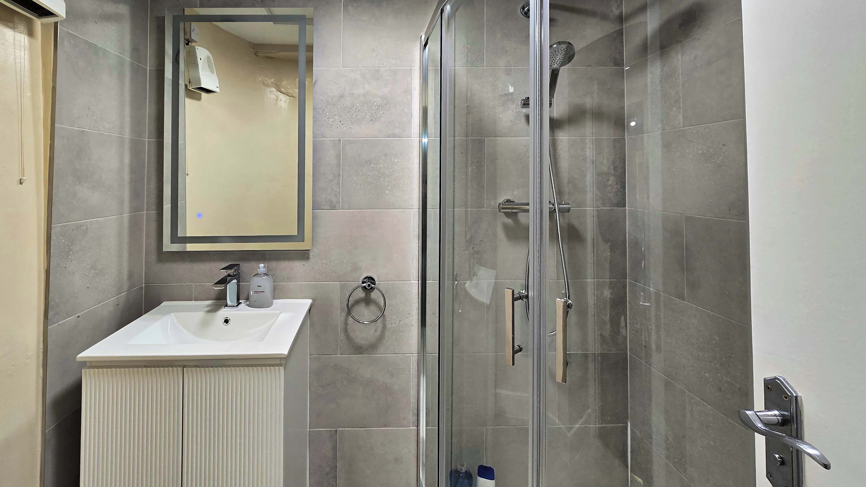 Shower, hair dryer, towels, shampoo