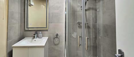 Dusche, Haartrockner, Handtücher, Shampoo