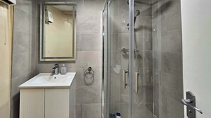 Shower, hair dryer, towels, shampoo - Spacious and Private City Centre Georgian Square Apt (Dublin 2)